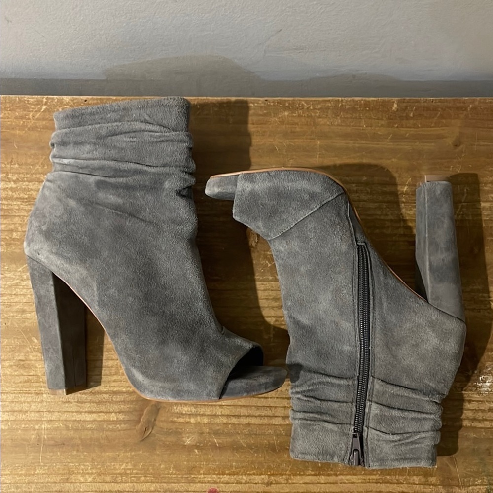 Steve Madden "Ellison" Light Soft Gray Suede Peep-Toe Ankle Boots size 7.5 - Picture 5 of 11